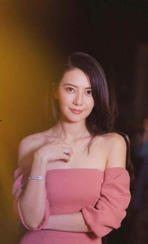 coce夫人露脸生活照,生活照中的优雅与魅力